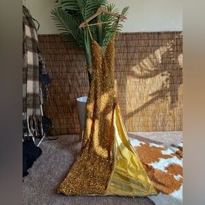 Carmen y Carmen Alta Costura Gold Velvet gown